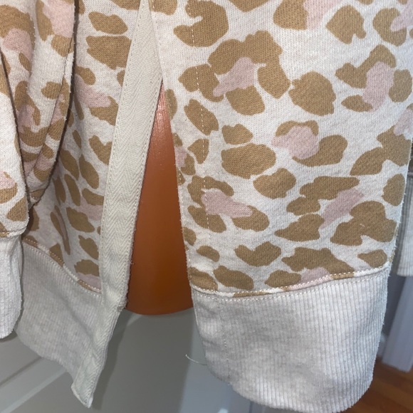 AERIE Cheetah Sweatshirt High Low Split Hem Ivory Gold Pink Size Small S $50 - Picture 5 of 10